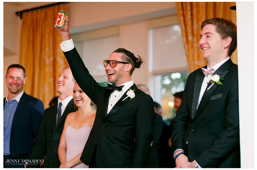 Guests toast the speeches with their drinks. 