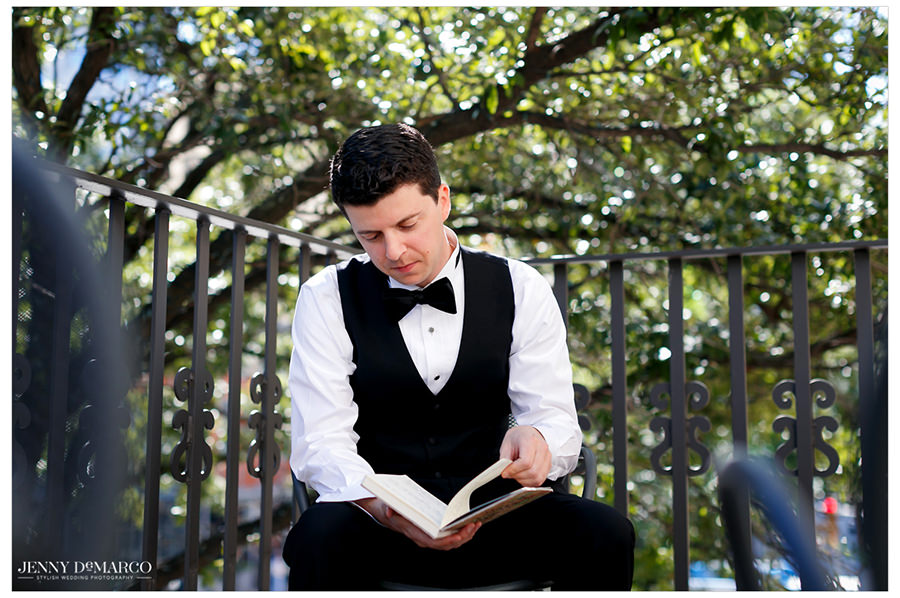 The groom reads his note written by his wife. 
