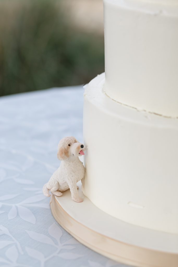 dog accent on wedding cake