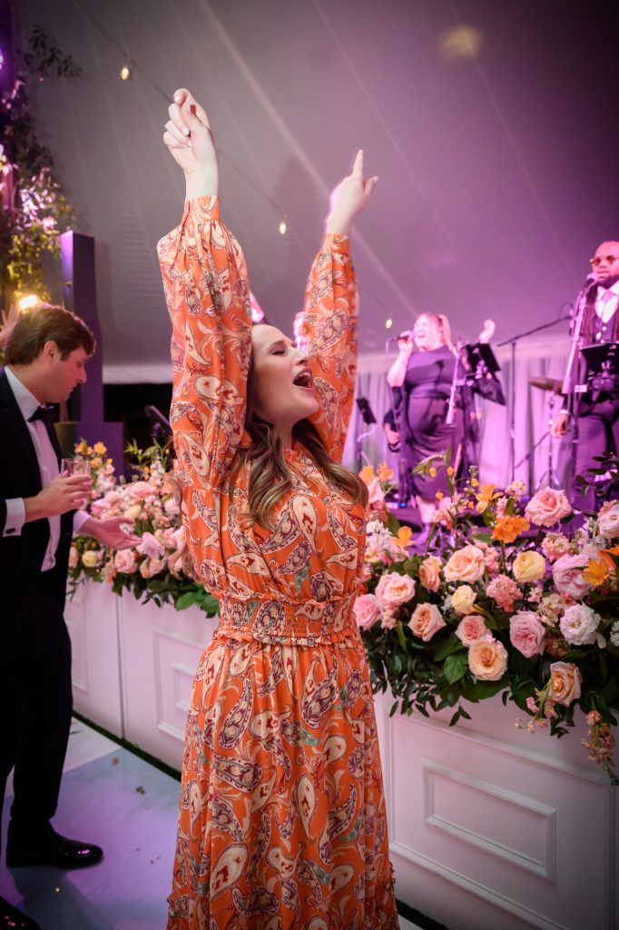 wedding guests dancing
