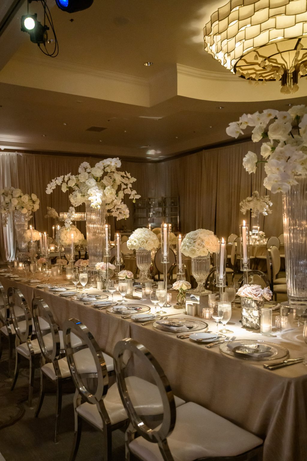 A gold-accented wedding table setup, designed for a luxury Jewish wedding in Austin, captured by a top Texas wedding photographer.