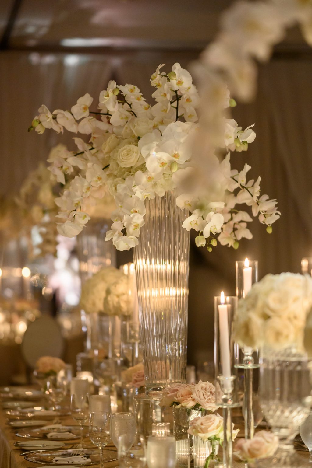 A gold-accented wedding table setup, designed for a luxury Jewish wedding in Austin, captured by a top Texas wedding photographer.