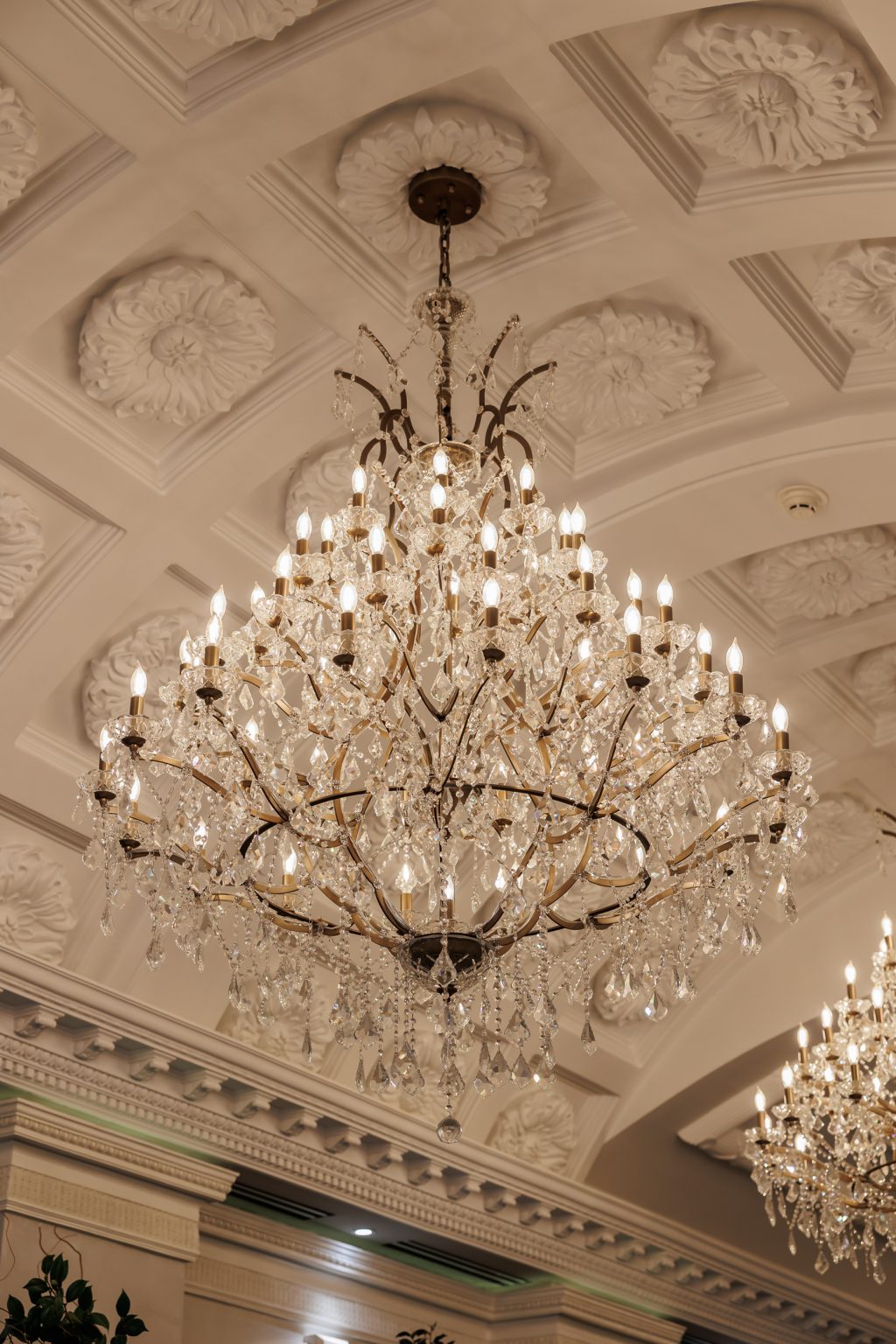 Crystal chandelier inside the reception space at Le Tesserae in Houston.