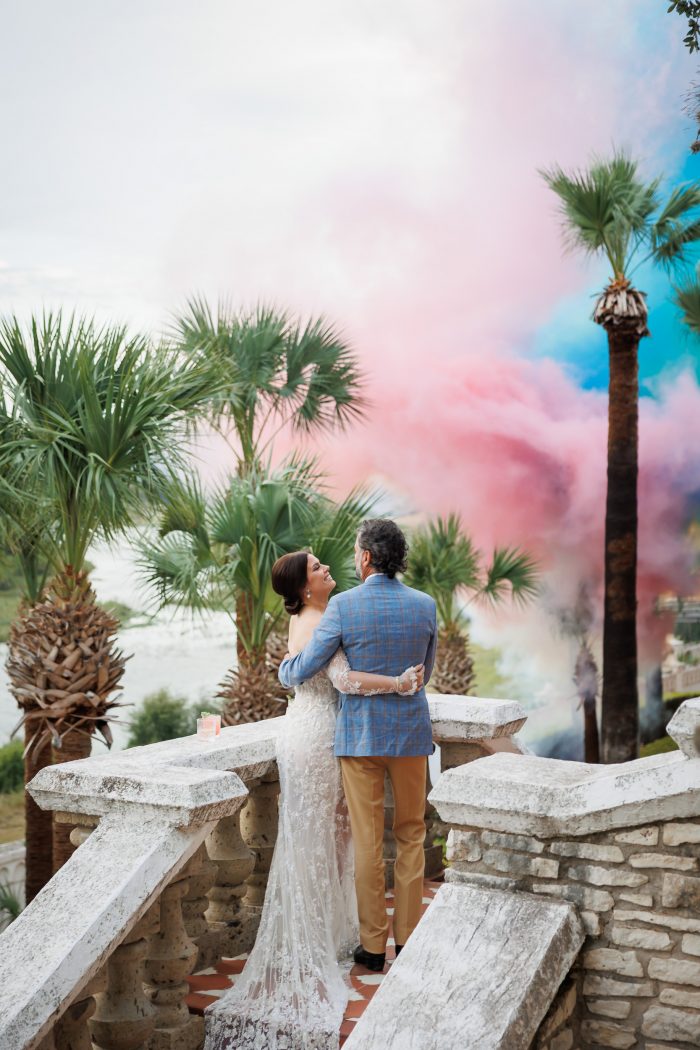 couple kissing in front of the color smoke bomb