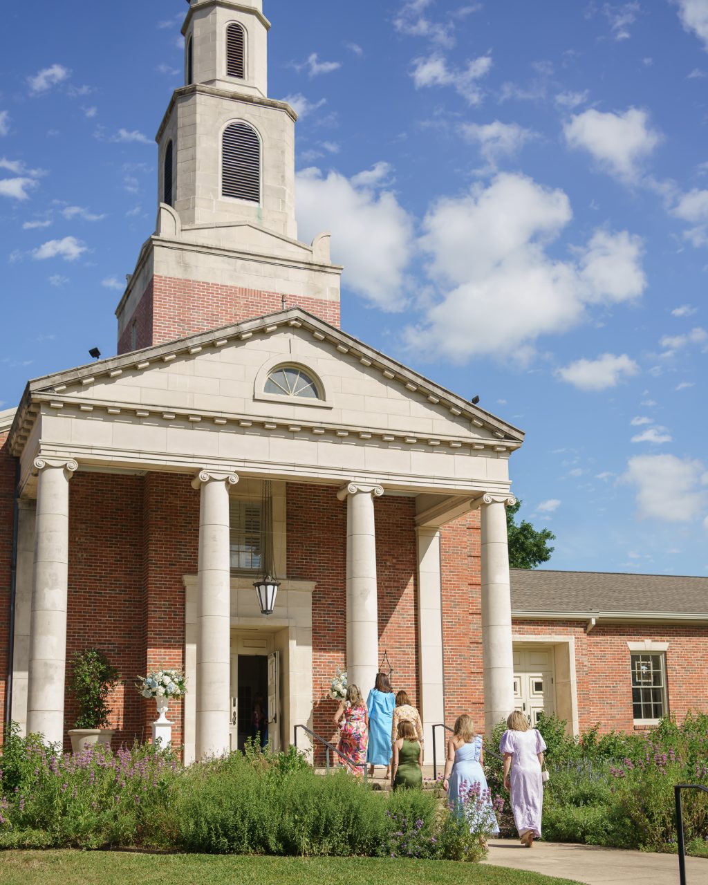 Guest arriving at Tarrytown United Methodist Church on Maddy and Will’s wedding day