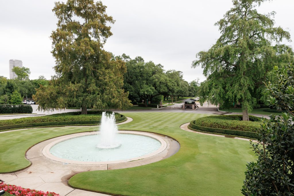 Fountain and landscaped grounds at River Oaks Country Club on a rainy wedding day