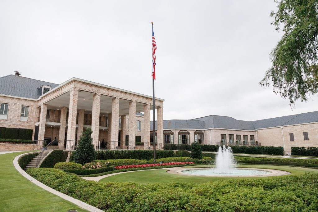 Exterior of River Oaks Country Club in Houston on a rainy wedding day