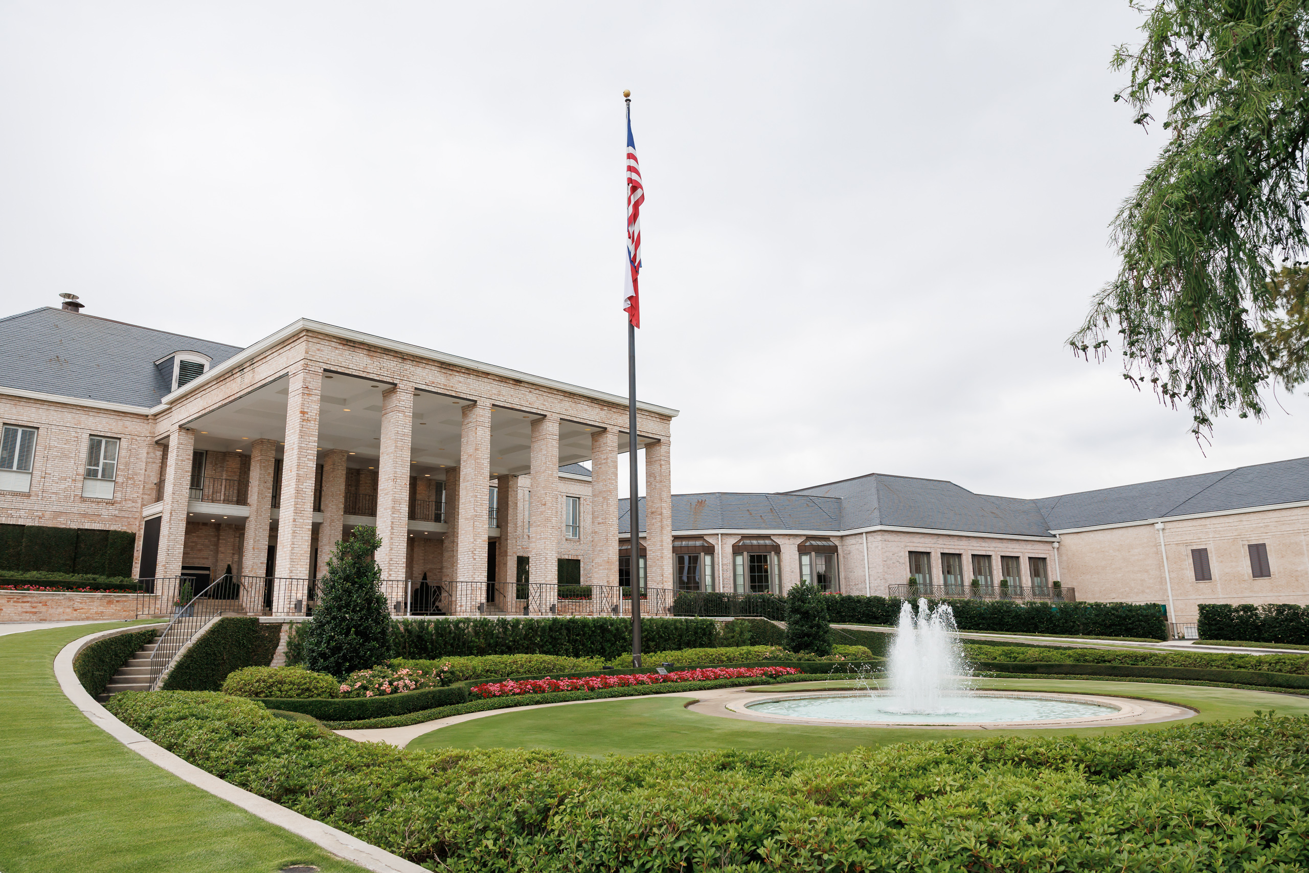 Exterior of River Oaks Country Club in Houston on a rainy wedding day